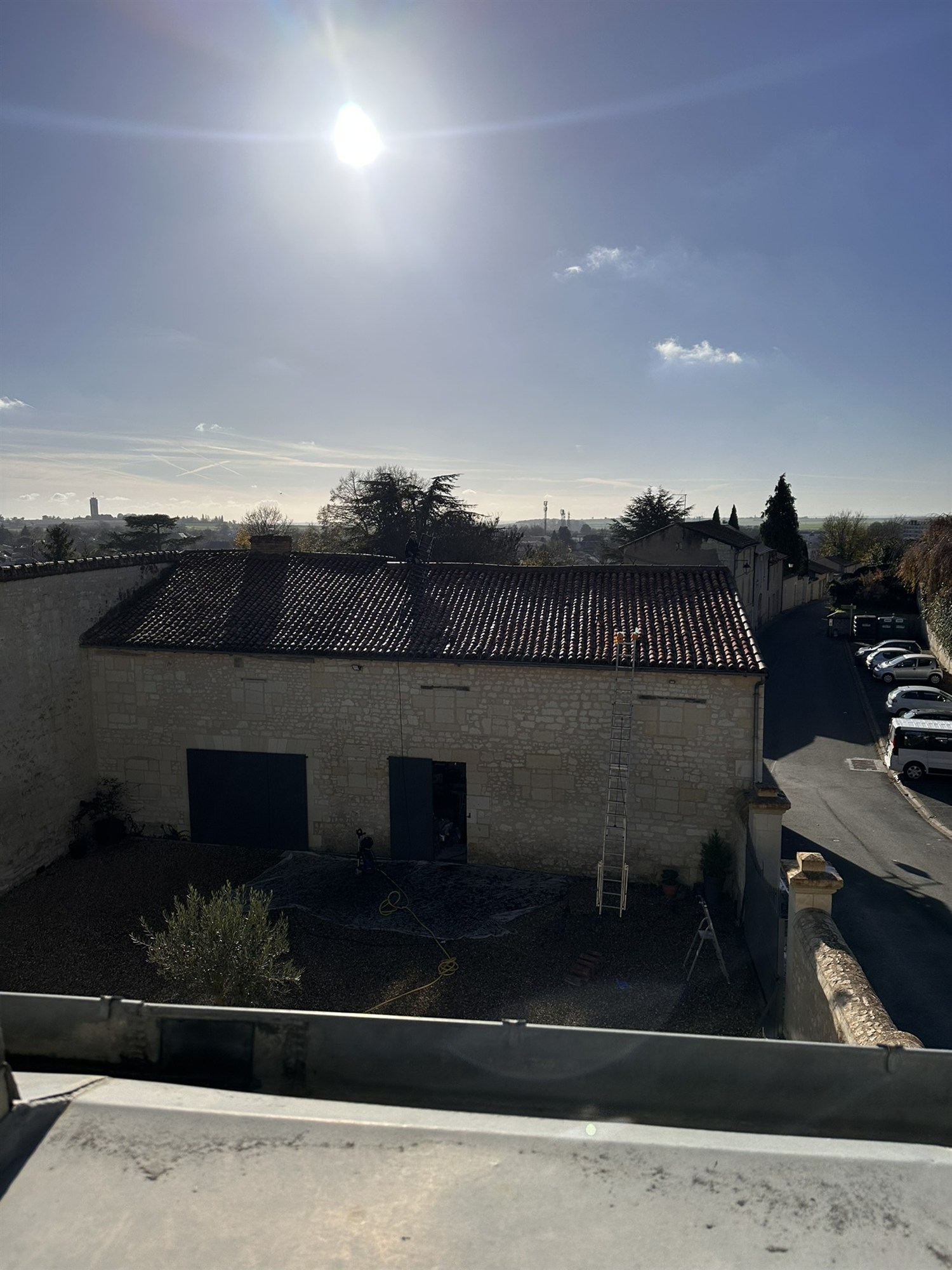 Vue générale d'un chantier de couverture sur un bâtiment en pierre