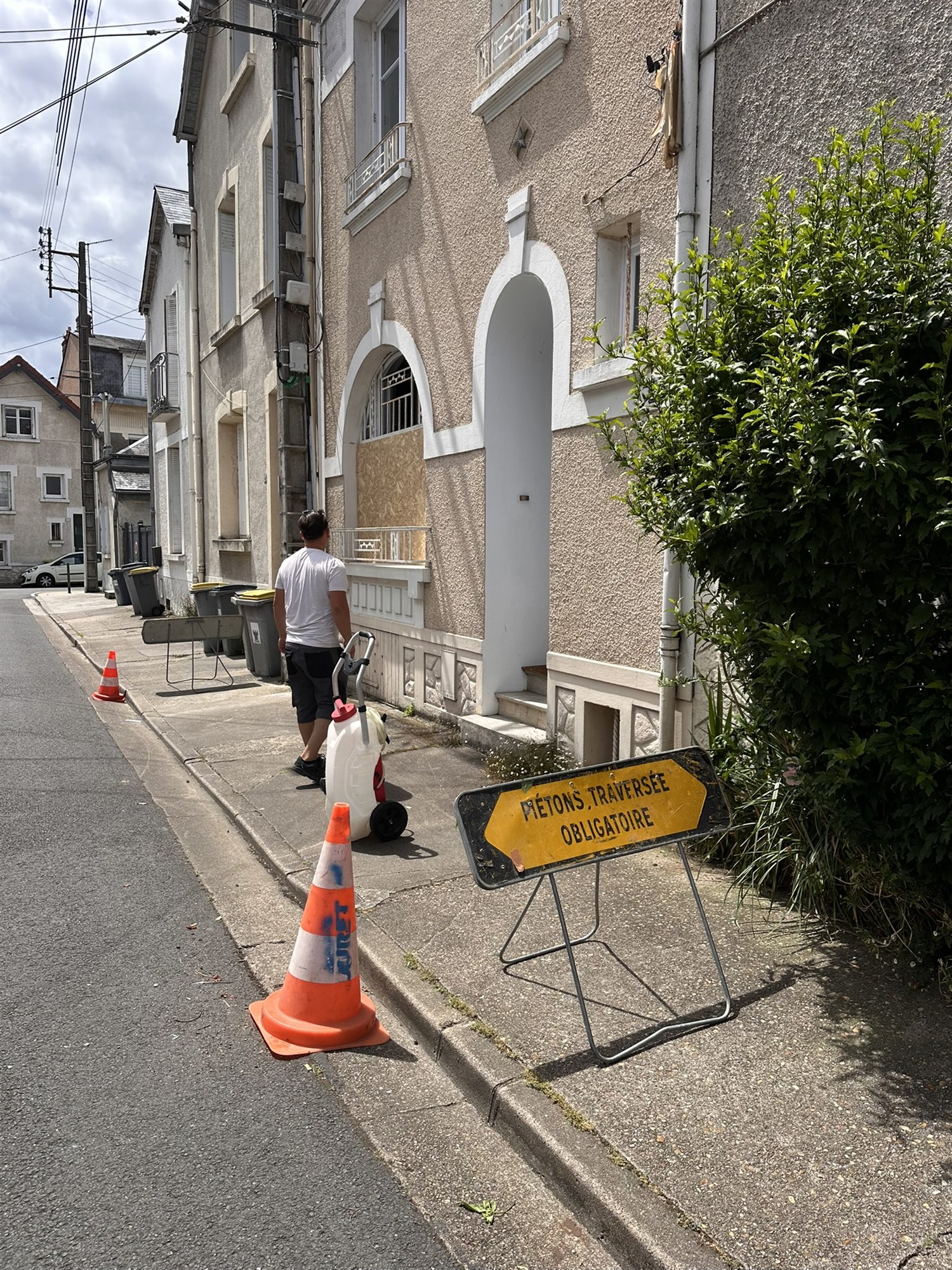 Équipe en déplacement vers un chantier avec le matériel de nettoyage