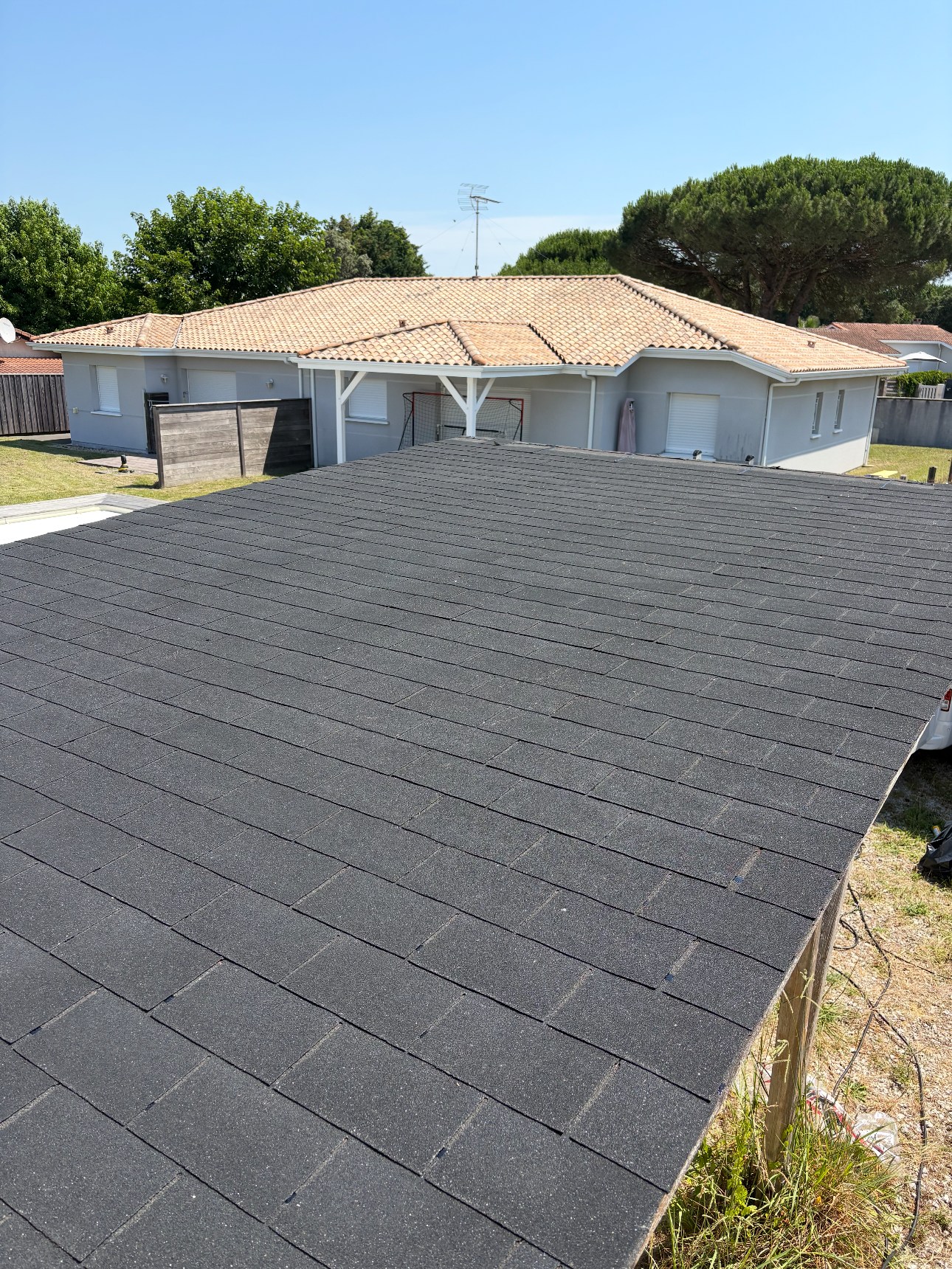 Toiture terminée recouverte de bardeaux bitumés gris anthracite