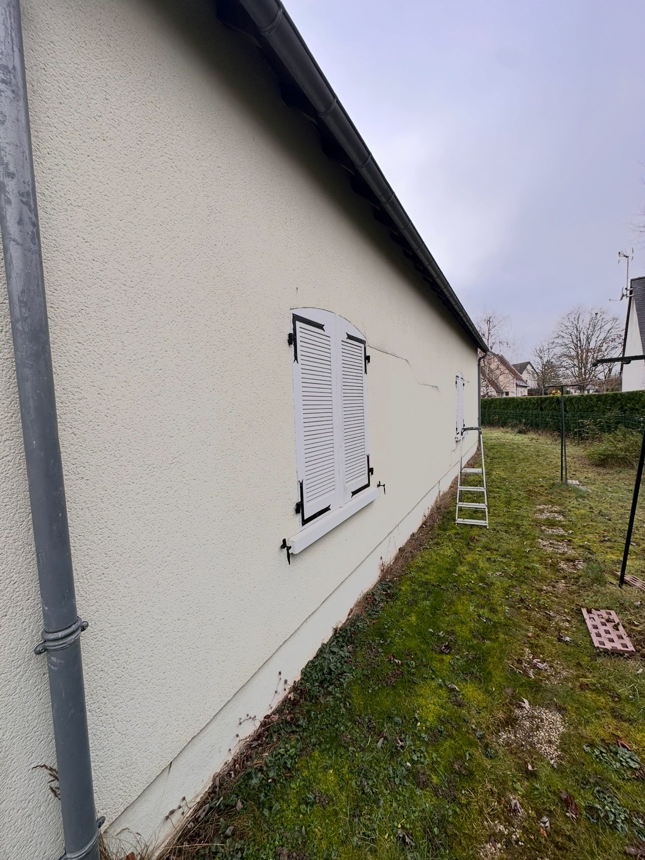 Façade de la même maison entièrement nettoyée, teinte crème uniforme