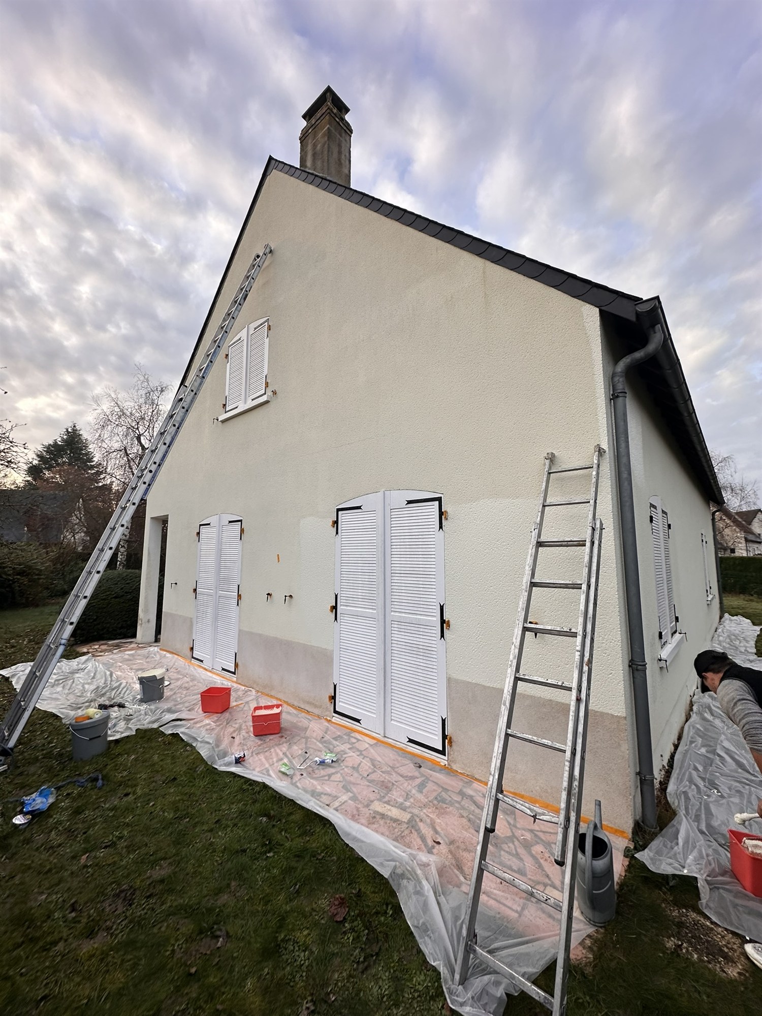 Façade de maison avec des traces de pollution et un pignon à deux teintes avant nettoyage