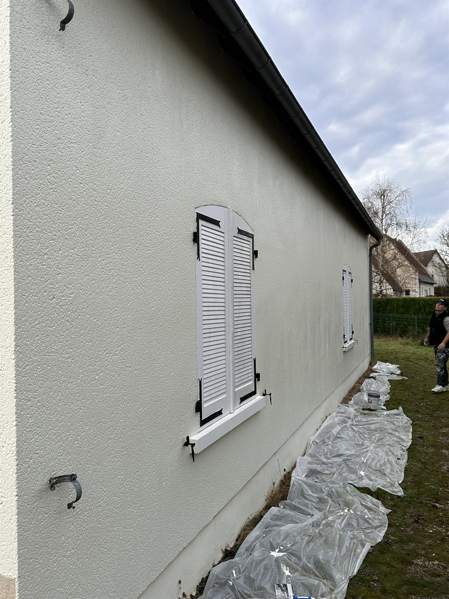 Mur latéral de la maison nettoyé, sans trace de pollution