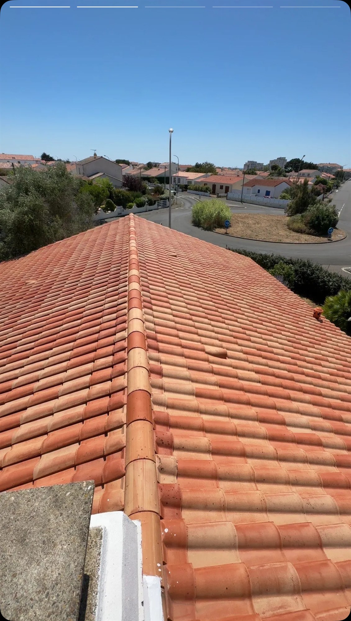 Toiture en tuiles orange vif entièrement nettoyée