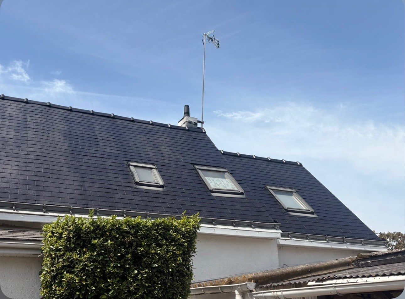 Même toiture ardoise entièrement nettoyée, noire et uniforme, après démoussage
